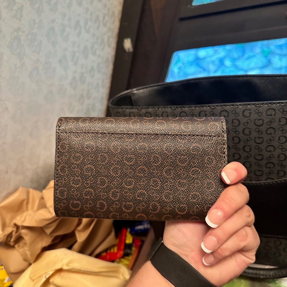 Guess Wallet - Picture 2 of 4